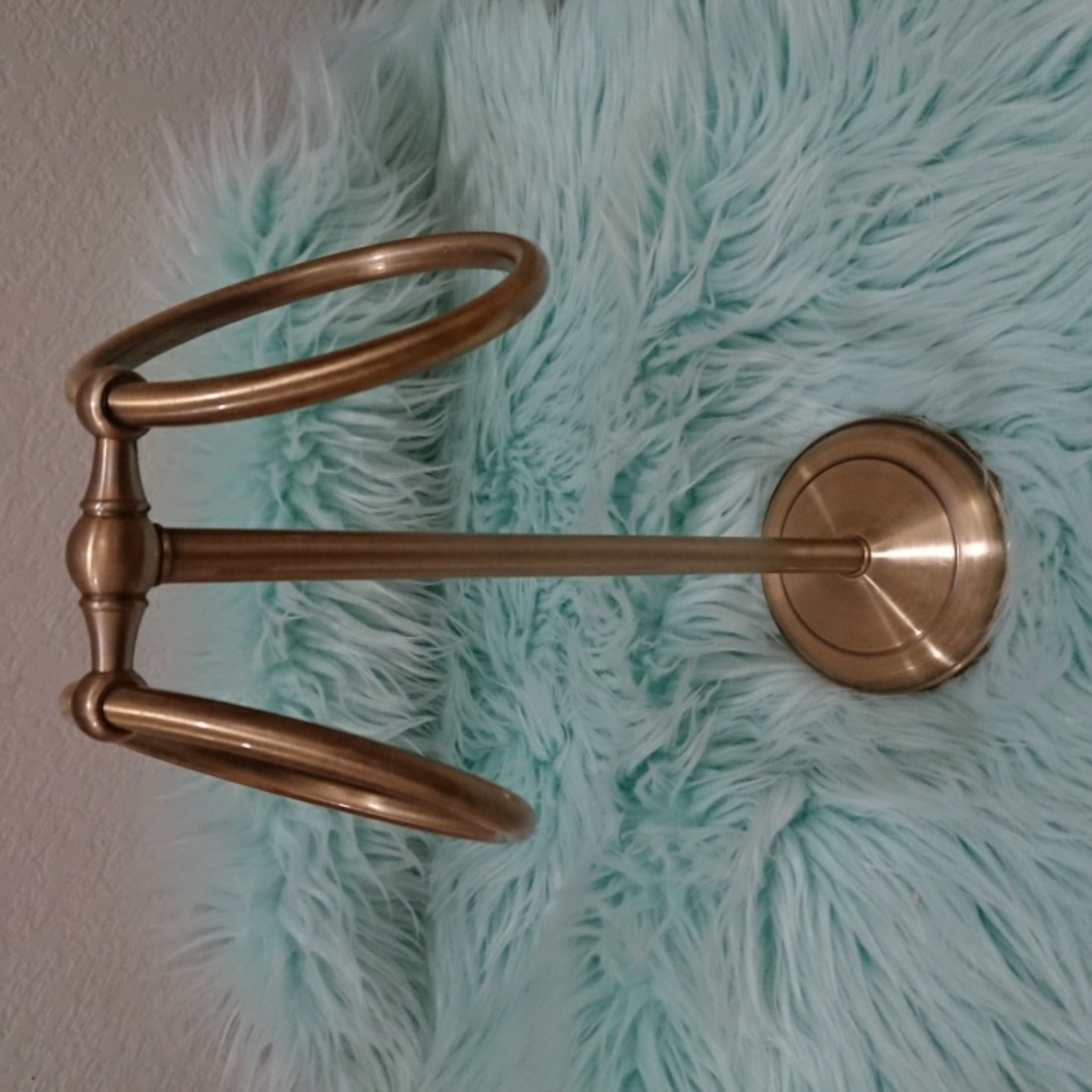 Adjustable hand towel holder